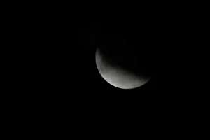Drucke von Ein teilweiser Mondfinsternis wird am 17. Juli 2019 in Karatschi, Pakistan beobachtet. Reuters / Akhtar Soomro Eclipse Drucke: Ein Teil eines Mondes-Eclipses wird in Karatschi gesehen
