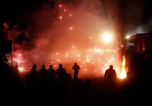 Demonstranten werfen Feuerkorken während gewaltsamer Protests am Nachmittag gegen die Eröffnung einer