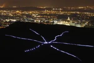 Laufende Teilnehmer an NVA-Sprints mit Lichtanzügen schaffen visuelle Darstellung durch ihre Lichtkleidung