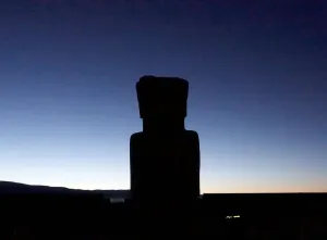 Die Silhouette des Ponce-Monoliths wird am Tiahuanako-Ruinen an dem Tag gesehen, der die Marke