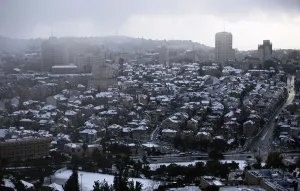 Sturm Drucke: Schneedecke bedeckte Dächer sind im Jerusalem zu sehen waren