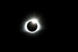 Eclipse Drucke: Die Sonnenfinsternis erzeugt das Effekt eines Diamantenringes bei der Totalität