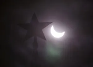 Eclipse Drucke: Während eines teilweisen Sonnenfinsters wird ein Stern auf dem Dach der Kreml-Festung gesehen