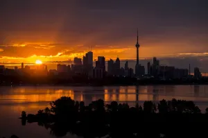 Die Sonne steigt über die Skyline von Toronto auf