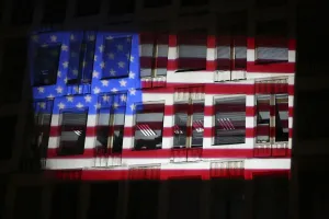 Die US-Flaggen werden auf die Fassade des US-Botschaftsgebiets projiziert während der USA