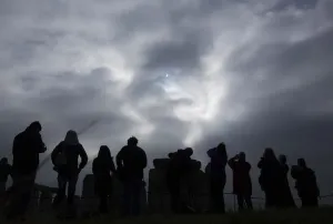 Salisbury Drucke: Besucher sehen den Sonnenfinsternis über die Steine von Stonenhenge auf der Salisburger Heide in Salisbury