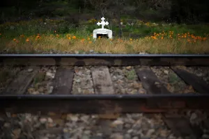 Drucke von Ein Animita, das verwendet wird, um ein tragisches Ereignis in einem öffentlichen Ort zu gedenken, ist neben einer Bahnstrecke zu sehen, die zum Transport von Abfällen in Til Til, Chile, am 5 Chile Drucke: Die Wider Image: Chiles kleiner Til Til steht vor großen Müllproblemen.