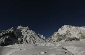 Drucke von Die zweitgrößte Erhebung der Welt, die 8.611 Meter hohe K2 (im Abstand gesehen), und die 8.051 Meter hohe Broad Peak (R) werden vom Mond in Concordia Pakistan Drucke: Die zweitgrößte Weltberge, der mit einer Höhe von 8611 Metern hohe K2 wird vom Mond erhellt