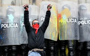 Drucke von Ein Schüler demonstriert versucht Studentenprotestierende daran zu hindern die Steine und Farbballons von den Polizeibeamten abzuwerfen während der Auseinandersetzungen am Internationalen Kolumbien Drucke: GM1E8520GNA01