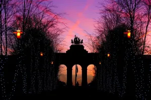 Brüssel Drucke: Der Sonnenaufgang liegt hinter dem Arch des Cinquante Années in Brüssel