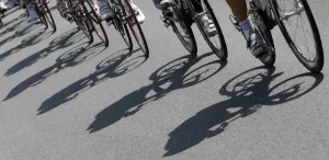 Tour De France Drucke: Schatten werfen sich auf die Straße