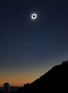 Verwandte Bilder Drucke: Ein Sonnenfinsternis wird in Coquimbo beobachtet