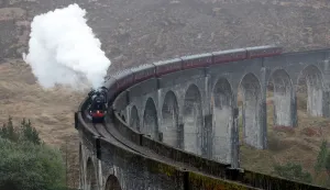 Der Jakobit-Stromzug überquert die Glenfinnan-Brücke im Schottland