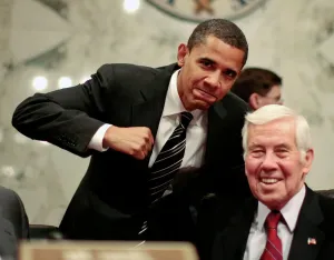 Drucke von US-Demokratische-Senatorenpräsident Barack Obama (D-IL) (L) steht neben dem republikanischen Senator Richard Lugar (R-IN) Irak Drucke: Gm1Duloiquaa