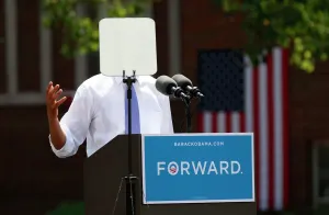 Drucke von Ein Teleprompter verdeckt den US-Präsidenten Barack Obama, während er bei einem Wahlkampfereignis an der Capital University in Columbus, Ohio spricht am 21. August 2012 Ohio Drucke: GM1E88M04VM01