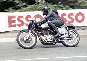 1980 Isle Of Man TT Drucke: Brian Richards (AJS) 1980 TT Parade Lap