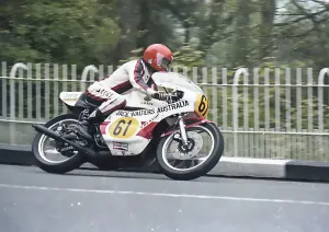 Australier Barry Smith (Yamaha) an der Braddan-Brücke