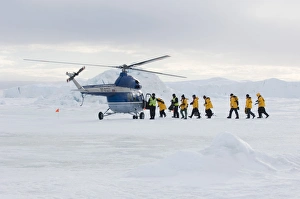 Drucke von Umwelttouristen steigen in den Hubschrauber ein, um von der Kapitän Klebnikow-Eisbrecher zurück nach dem Kaiserpinguinkolonie auf der Eisfuge Snow Hill Insel Weddel See Antarktika zu werden Bilder Datiert 2005 November: 02603dt