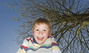 Gerahmter Druck : Junges Jungen in Norfolke springt