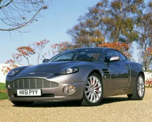 Aston Martin V12 Vanquish, der von James Bond gefahren wird.
