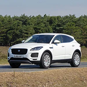 Jaguar E-Pace SE aus dem Jahr 2018 in Weiß