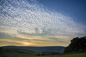 Altocumulus-Makrelen-Himmel bei Sonnenuntergang in Whitewell, Lancashire (England), August