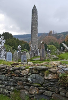 Frühmittelalterlicher Klosterbau und Grabenfeld mit Rundturm, Glendalough Klostersite im Wicklow-Weg Wanderweg