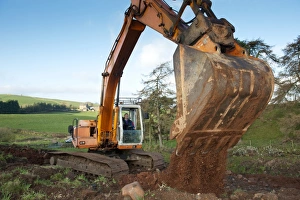 Bilder Datiert 2012 Juni: Bagger grubt Stein auf Hügel in England im November