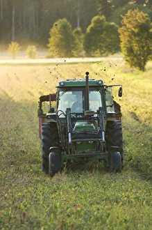 Agricultural Field Work Drucke: John Deere tractor pulling muck spreader