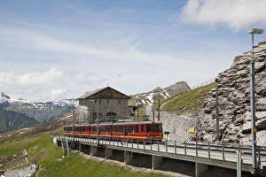 European Rail Transport Drucke: Jungfraubahn train at Eigergletscher Station, Bernese Alps, Switzerland, June