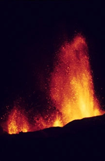 Icelandic Geological Formations Drucke: Lava erupting from volcano, Eldfell Volcano, Heimaey, Westmann Isles, Iceland, 1973