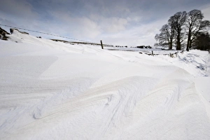 Cumbrian Landscapes Drucke: Patterns in snowdrift at back of drystone wall after snowstorm, Cumbria, England, March