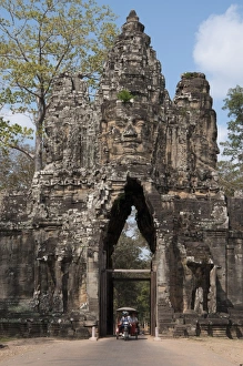 Angkor Thom Gate Drucke: Rickshaw going through gate tower at Khmer temple