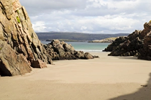 Scottish Highlands Beach Drucke: Rocks bordering pale beach sands