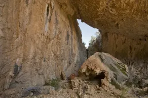 Frühling Drucke: Alt-nuragisches Berggipfelstandort Tiscali auf der Insel Sardinien in Italien im April