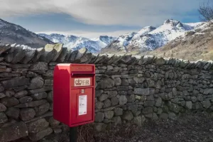 Lake District National Park Images Drucke: Royal Mail postbox beside drystone wall