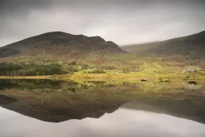 County Kerry Scenery Drucke: Trees and mountains reflected in lake