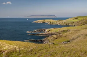 Blick auf Küstenlinie und ferne Inseln zu Eigg, Kleine Hebriden über den Klang von Slät aus dem Aird von Slät