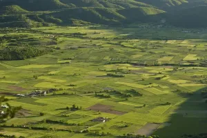 Italian Mountain Landscape Drucke: View of field patterns in mountain valley