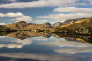 Upper Lake Ireland Drucke: View of mountains and clouds reflected in lake
