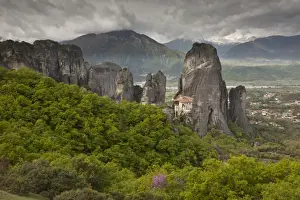 Meteora UNESCO Site Drucke: View of ancient monastery, on conglomerate pinnacles and cliffs