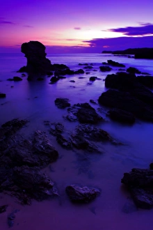 Welsh Coastal Views Drucke: View of beach with rocks silhouetted at sunset, Porth Dafarch, Anglesey, Wales, September