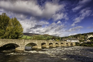 Blick über Brücke am Fluss Uisg (Crickhowell-Bridge), Fluss Usk in Crickhowell im Nationalpark Brecon Beacons NP Powys, Mitgelände von Wales Oktober