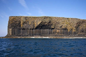 Scottish Coastline Drucke: View of coastline with cliffs and columnar basalt rocks