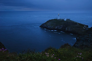 South Stack Lighthouse Drucke: View of coastline and lighthouse at dusk, South Stack Lighthouse, Holyhead, Holy Island