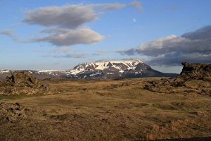Icelandic Wilderness Landscapes Drucke: View of distant mountain in evening sunlight