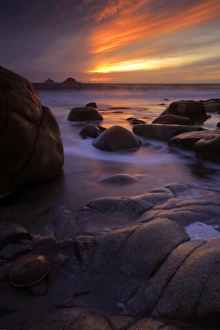 Cornwall Seaside Scenes Drucke: View of eroded rock formations on beach at sunset, near Lands End, Cornwall, England