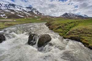 Iceland River Landscape Drucke: View of fast flowing river with mountains in background, Iceland, June