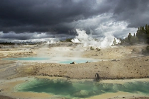 Yellowstone Geysers Drucke: View of hotsprings with approaching stormclouds