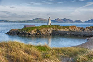 Blick auf Leuchtturm und Küste einer Meeresinsel mit Ebbe, Insel Llanddwyn, Naturschutzgebiet Neuburg Warren